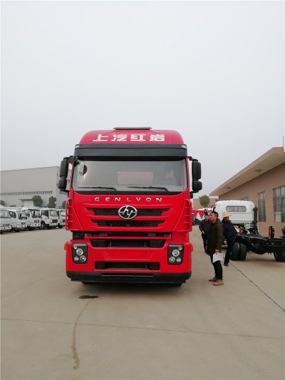 上汽紅巖29.7方前四后八鋁合金運油車，20噸運油車