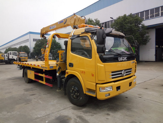 東風多利卡國五一拖二清障車(帶吊機)